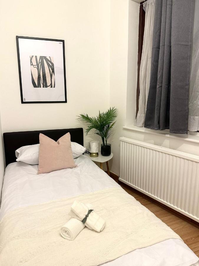 London Charm - Comfortable Room In Spacious House 외부 사진