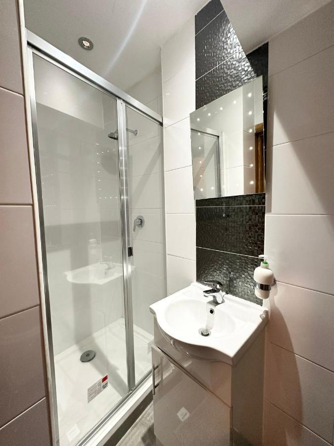 London Charm - Comfortable Room In Spacious House 외부 사진